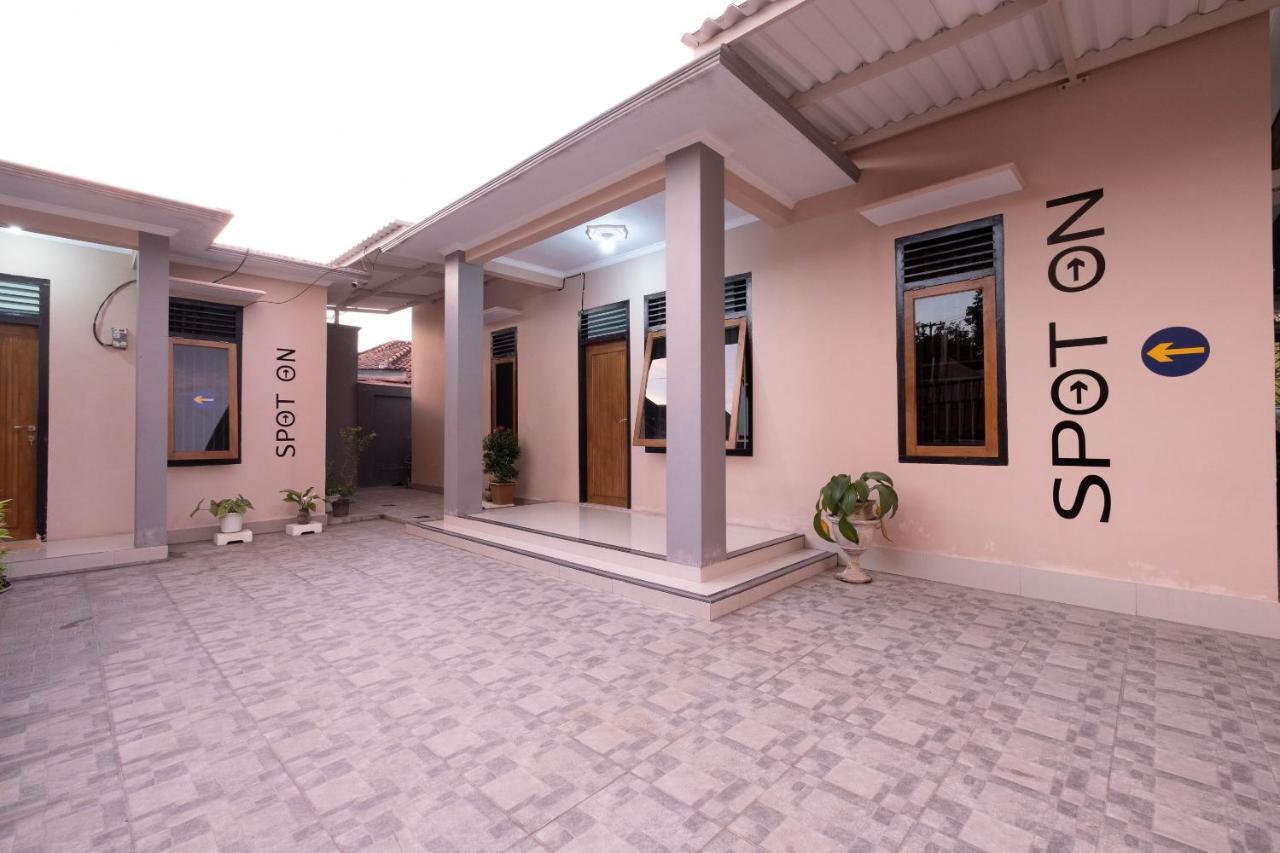 Spot On 1784 Tnc Residence Syariah Mataram Kültér fotó