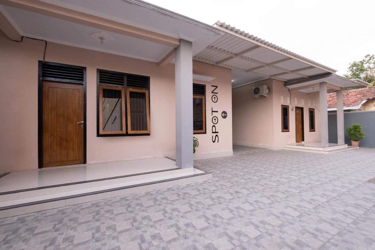 Spot On 1784 Tnc Residence Syariah Mataram Kültér fotó